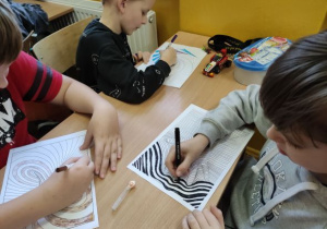 dzieci tworzą prace