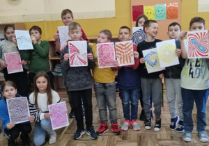 dzieci prezentują swoje prace