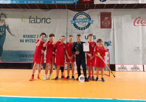 chłopcy stroje sportowe medale dyplom