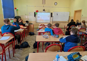 uczniowie ławki tablica multimedialna