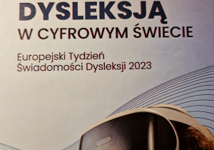 głowa w okularach 3D napis