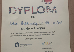 białe tło kolorowe litery