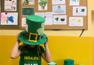 dziecko w zielonym kapeluszu Lepreuchama