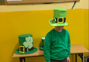 dziecko w zielonym kapeluszu Lepreuchauma