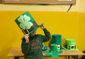Dziecko w zielonym kapeluszu lepreuchauma