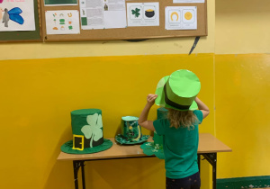 Dziecko w zielonym kapeluszu Lepreuchauma