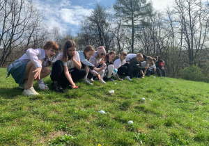 dzieci w parku - egg rolling