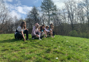 dzieci w parku - egg rolling