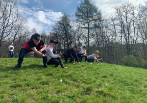 dzieci w parku egg rolling
