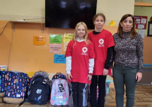 dziewczynki w czerwonych koszulkach plecaki z wyprawką