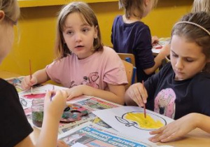 dziewczynki rysunek czerwonego i zielonego jabłka