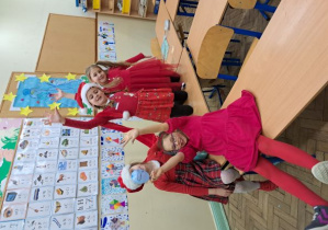 dziewczynki czerwone stroje świąteczne