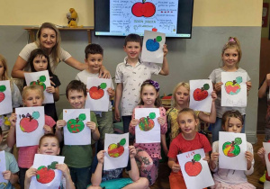 grupa dzieci rysynki jabłka