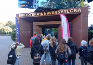 uczniowie przed budynkiem American Corner