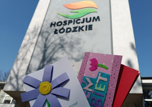 kartki wykonane przez uczniów na tle hospicjum