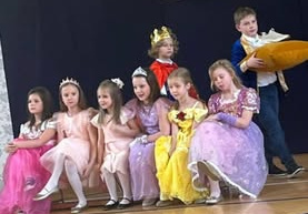 dzieci na scenie podczas przedstawienia