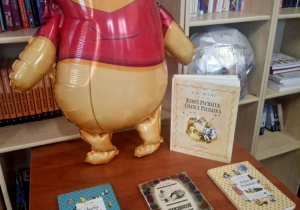 puchatek z książkami