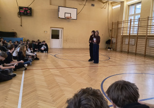 wykład na sali gimnastycznej