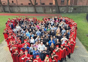 ludzie ustawieni w kształt serca