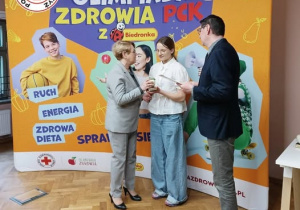 uczennica odbierająca nagrodę